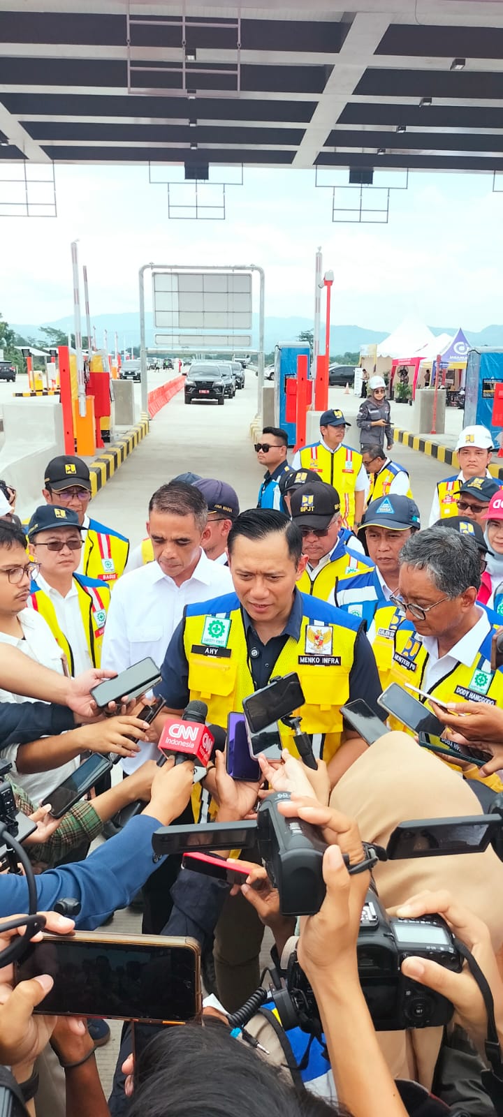 kunjungan Menko Ifrastruktur di dampingi Menteri Pekerjaan Umum ke proyek jalan tol Solo-Yogyakarta-NYIA Kulon Progo